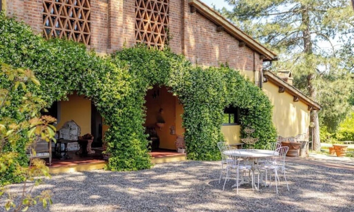 Florence Villa | Rustic Charming Villa w/Pool/AC/Wifi- Minutes to Florence Center- Views Galore!