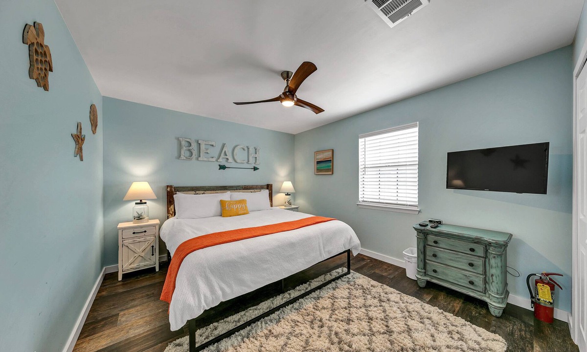 Fort Walton Beach Condo | Rustic-Chic 1Bd Condo by the Beach. Fast Wi-Fi + Washer/Dryer