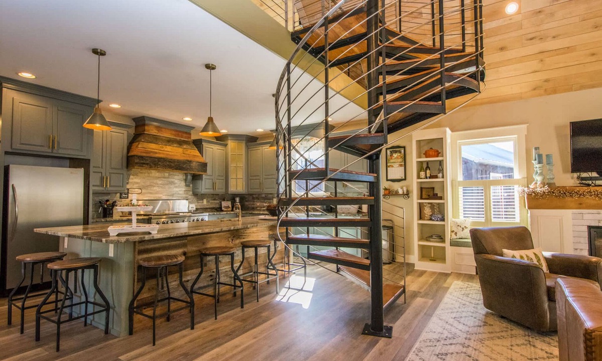 Hendersonville House | Rustic-chic 2BR Cabin w Clawfoot Tub Near Trails