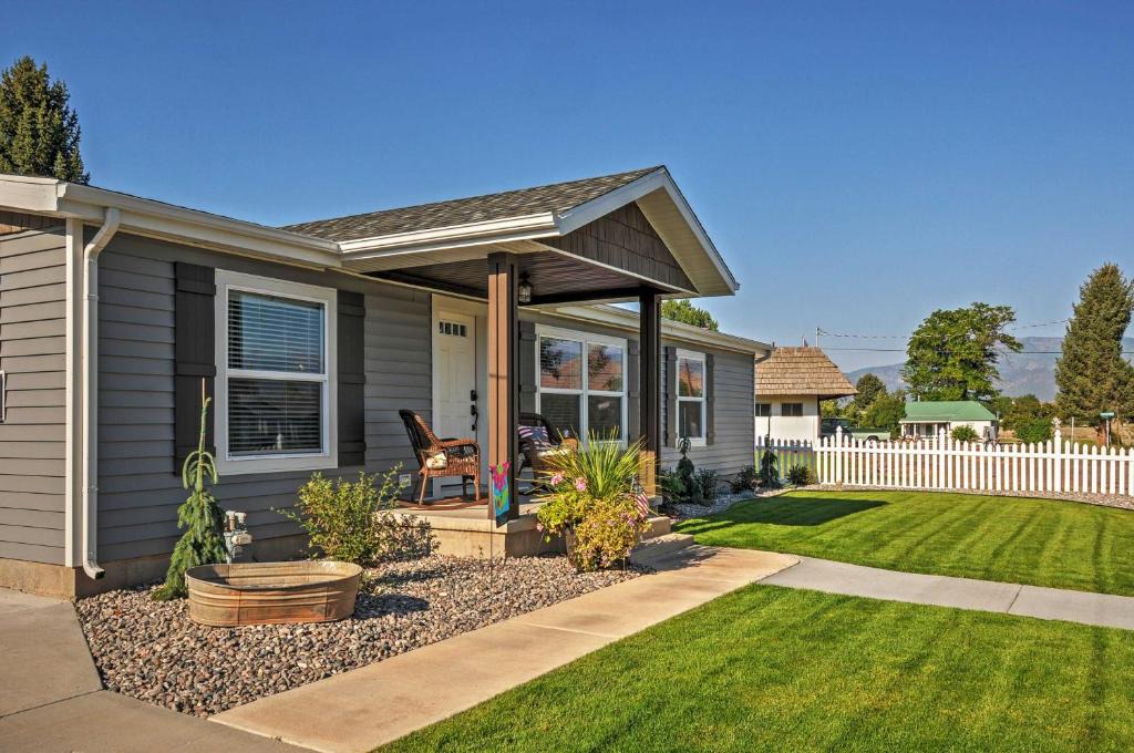 Kingston House | Rustic Chic Home: 10 Mi to Otter Creek State Park!