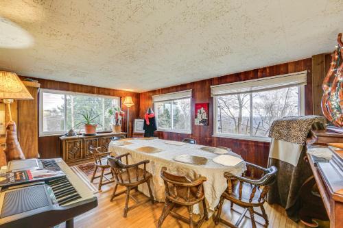 West Mifflin Apartment | ‘Rustic Chic’ Retreat: 4 Mi to Kennywood!