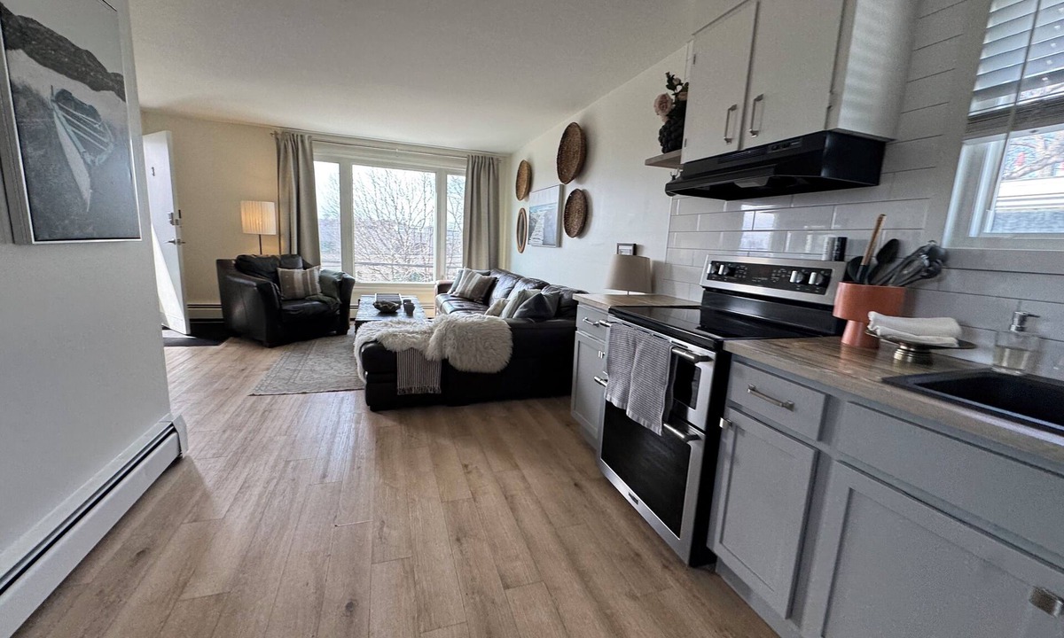 Harbourview House | Rustic comfortable harbor side hub, close to everything!