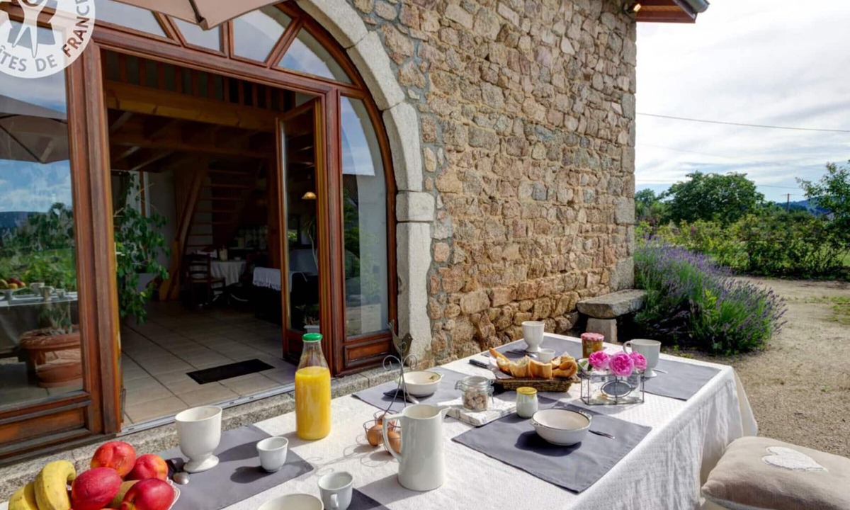 Les Salles Cottage | Rustic cottage for 6 with fireplace and large garden, pets allowed