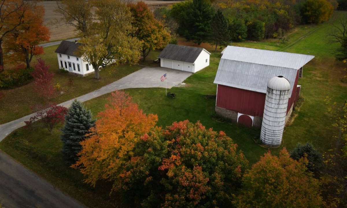 North Webster House | Rustic Country farmhouse on 2 acres close to several lakes.