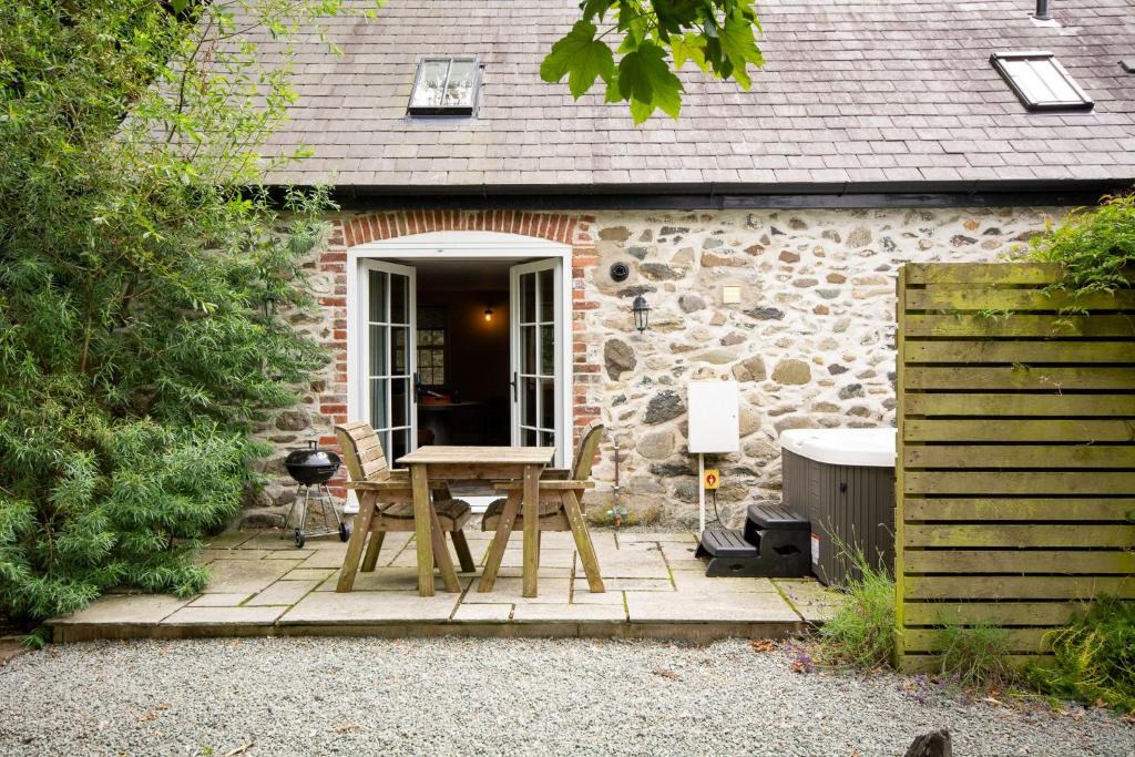 Bryngwran House | Rustic Couples Retreat I Hot Tub I Private Estate