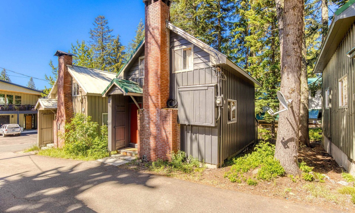 Government Camp House | Rustic & cozy cabin with fast WiFi & games - close to slopes, dining & golf