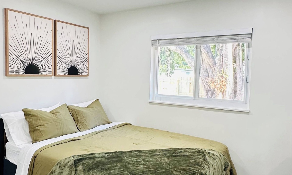 Bayshore Gardens House | Rustic Cozy Duplex Unit Near IMG & Beaches
