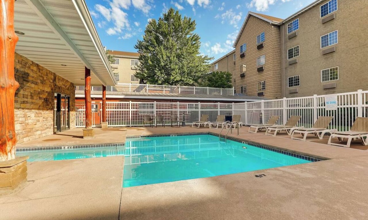 Columbia Hotel | Rustic Deluxe 2 Double in Stoney Creek Columbia! Parking | 2 Units