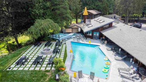 Langley House | Rustic Farm House with Pool , Hot Tub , Sauna - Events Allowed