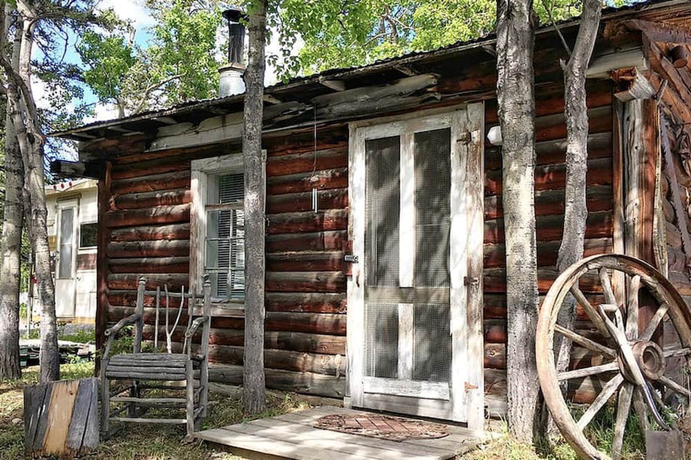 Tagish Cabin | Rustic Getaway Cabin with Complimentary Wi-Fi near Whitehorse, Yukon