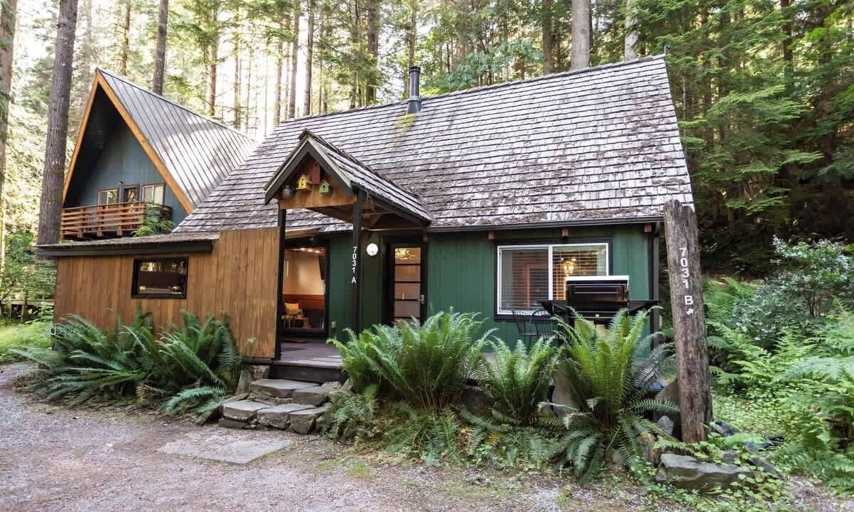 Glacier House | Rustic Glacier Cabin-EV charger, Hot Tub & BBQ