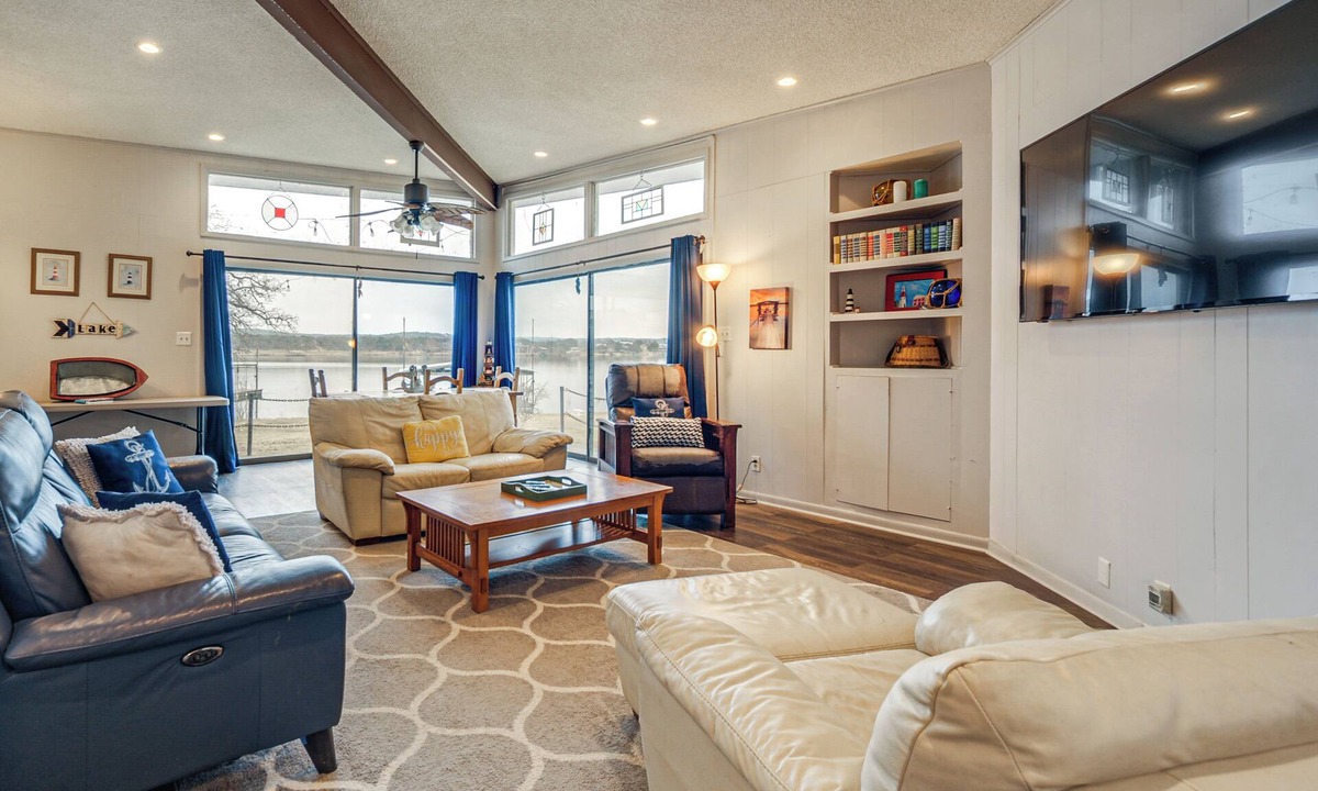 Tow House | Rustic Lake Buchanan Hideaway w/Game Room & Grill