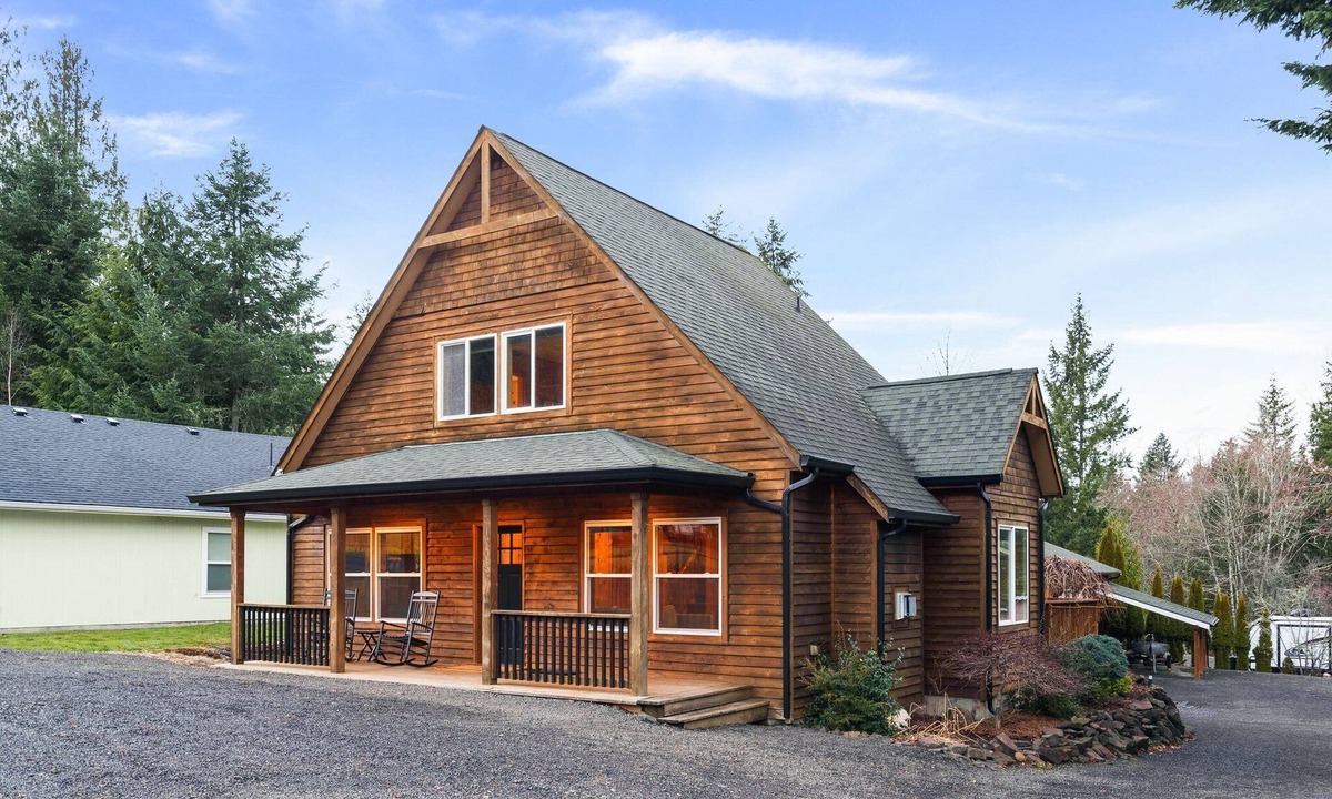 Mayfield House | Rustic Lake House w/Cozy Charm