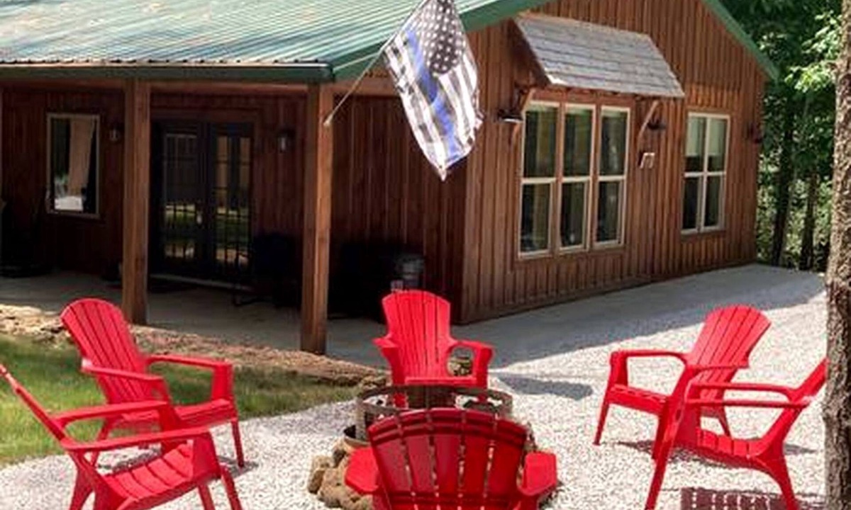 Birdseye Cabin | Rustic Lofted Cabin with Hot-Tub in Indiana