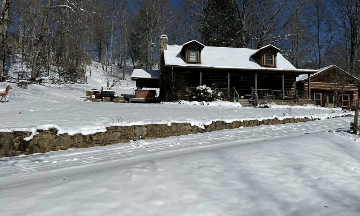 Clyde Cabin | Rustic Log Cabin Rental with a Hot Tub near Asheville, North Carolina