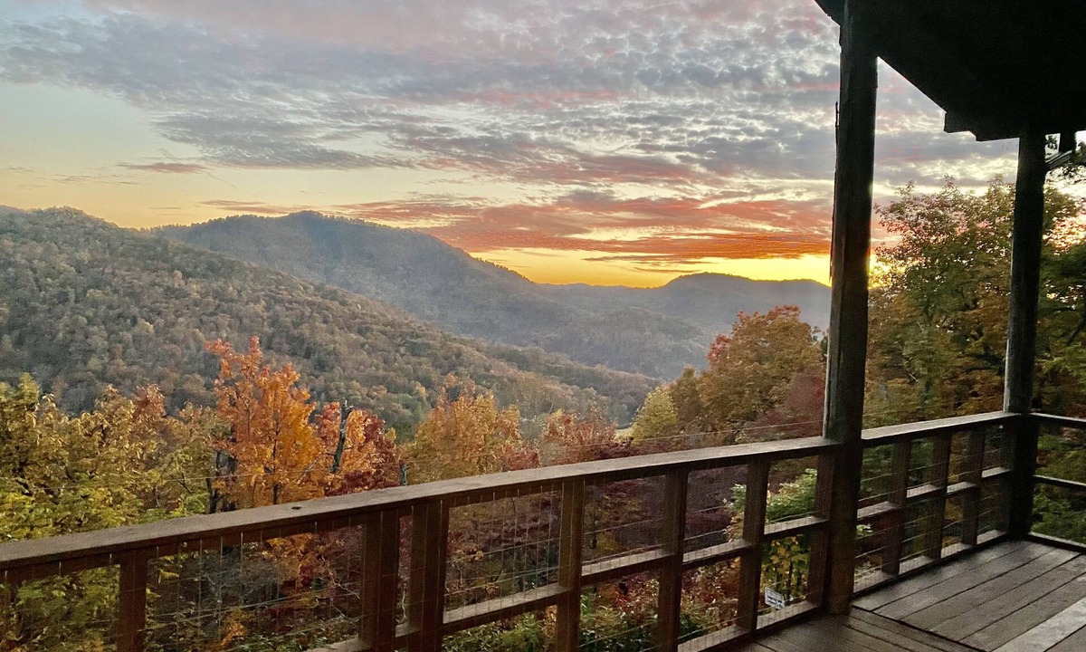 Franklin Cabin | Rustic Log Cabin Sleeps 10, Awesome views, loft, fireplace and STARLINK!