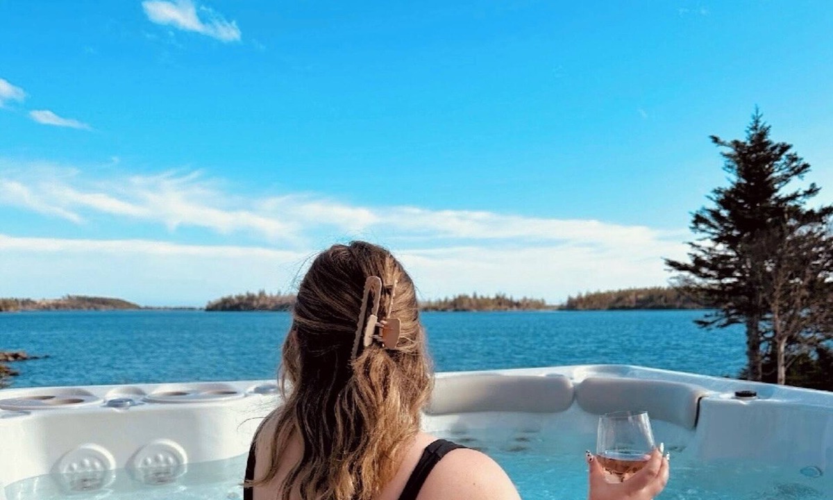 Saint Esprit Cottage | Rustic Luxury Lake Cottage with Private Hot Tub/FirePit/Kayaks/Sauna