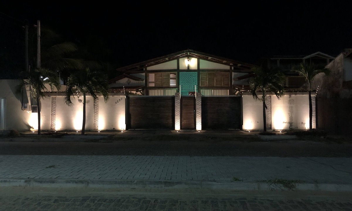 Porto das Dunas House | RUSTIC MANSION 11 SUITES 50 BEDS NEXT TO BEACH PARK