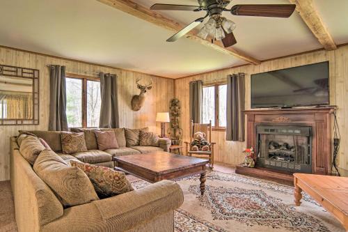 Russell House | Rustic & Modern Russell Cabin w/Grill + Deck
