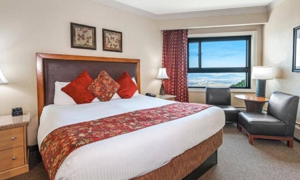 Tahoe Village Apartment | Rustic Mountain Retreat w/Hot Tubs, Sauna & Family Lounge l 3 Rooms w/Kitchen