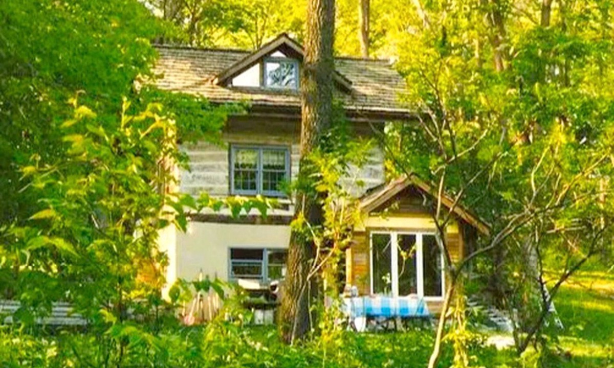 Decorah Cabin | Rustic Norwegian-Style Log Cabin Rental near the Upper Iowa River in Decorah, Iowa