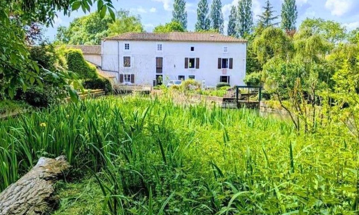 Saint-Mary Cottage | Rustic old mill with garden, WIFI and parking, pets allowed