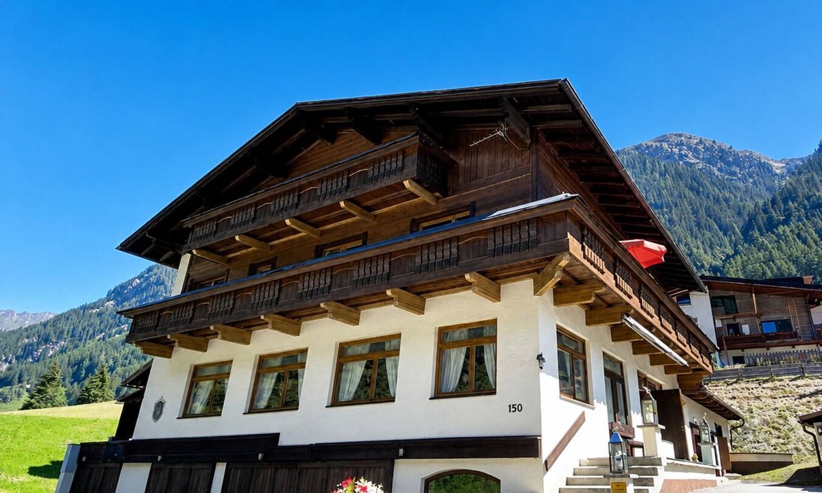 Sankt Leonhard im Pitztal Apartment | Rustic Pitztal alpine house by the stream with large balcony and garage