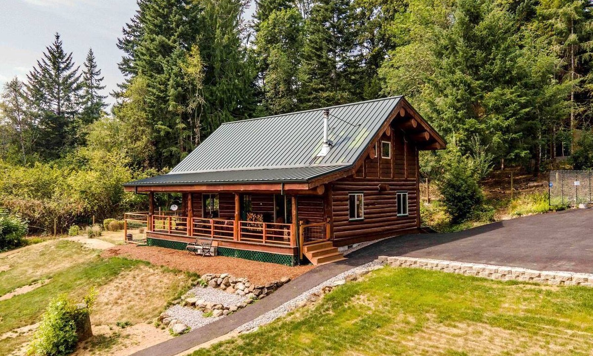 Stevenson Cabin | Rustic Private Cabin with Fireplace Perfect for Hiking and Fishing in Stevenson, Washington