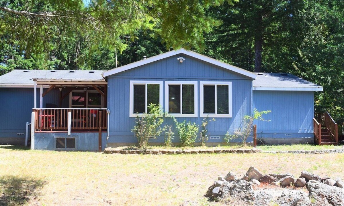 Packwood Cabin | Rustic Rapids · Wood Stove, Creek, Sauna
