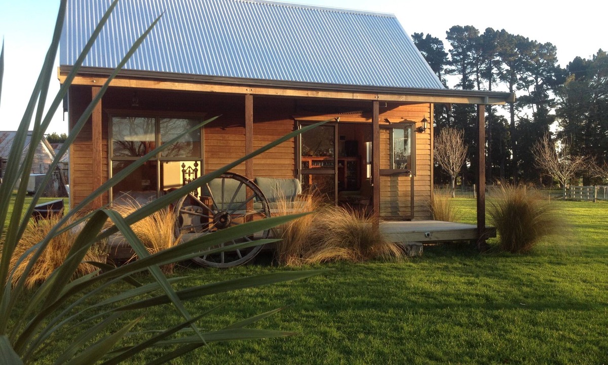 Charlton Cottage | Rustic Retreat, handy location