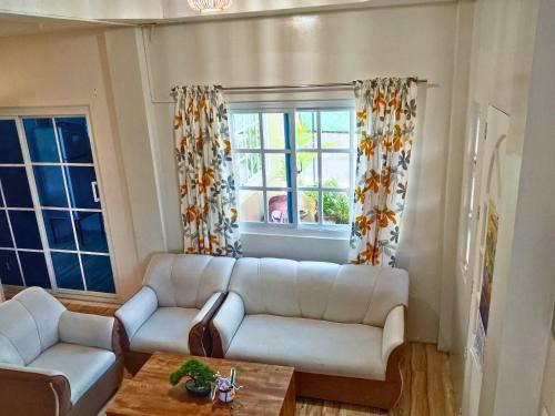 San Fernando House | Rustic Retreat Three Bedroom House