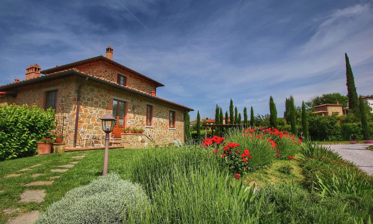 Lucignano Cottage | Rustic Retreat With Pool