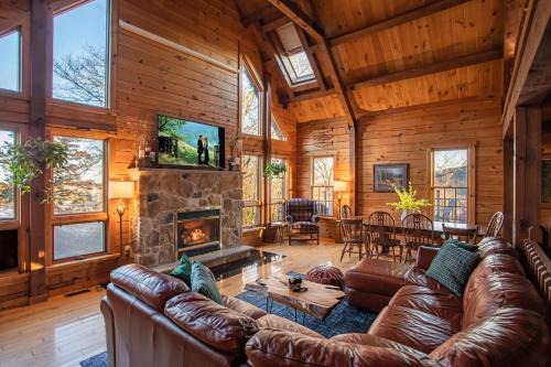 Mount Pocono House | Rustic Ridge Log Cabin: Hot Tub, Games, Views!