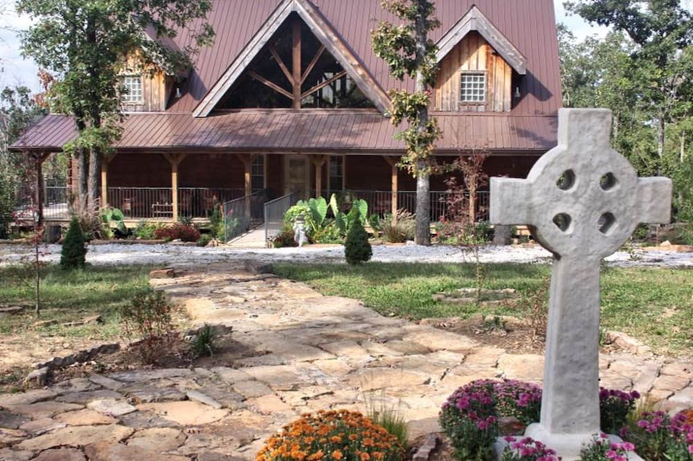 Compton Cabin | Rustic Room Rental for a Vacation near Harrison, Arkansas