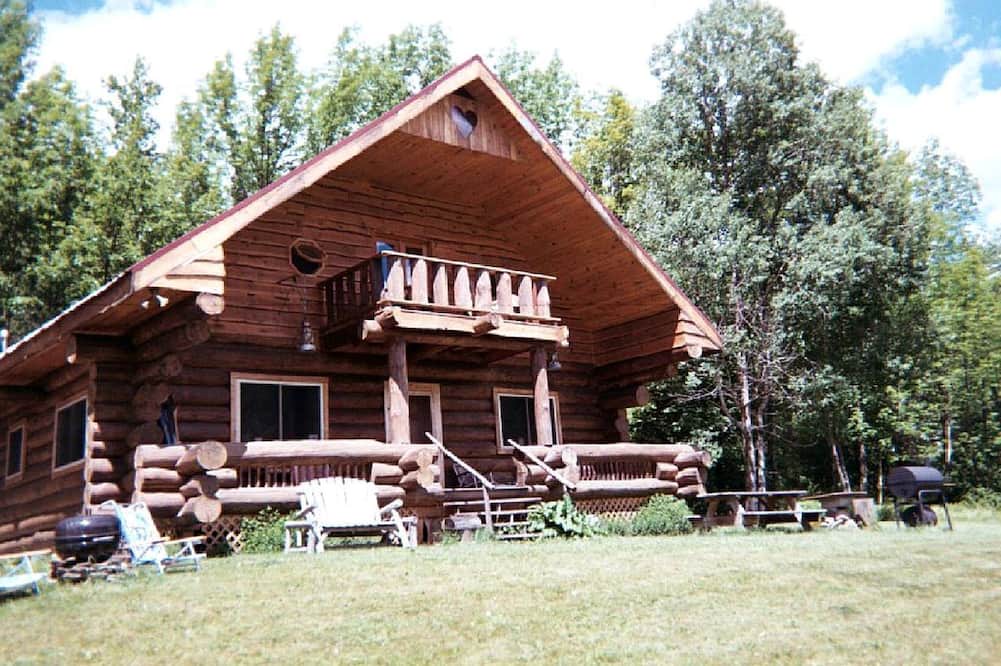 Jefferson House | Rustic Ski Log Cabin for Six People with Outdoor Fire Pit near the Catskill Mountains