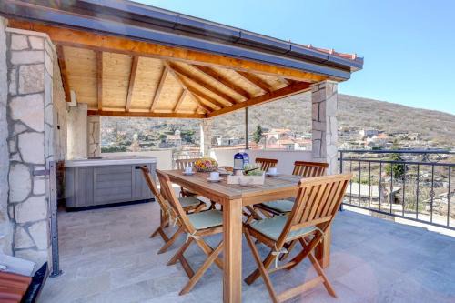 Zagvozd House | Rustic Stone House Bajeli with Jacuzzi