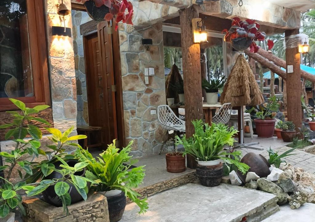 Patar House | Rustic Stone House with Beach Access