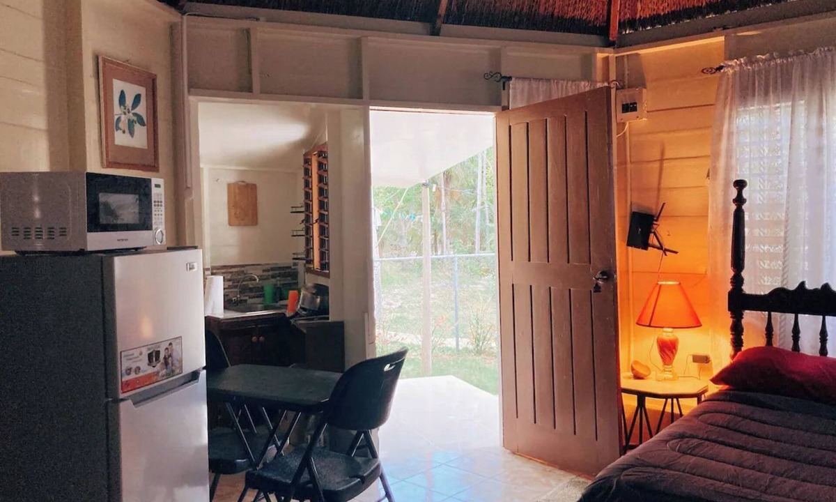 West End Cabin | Rustic Studio Cabin w/WiFi & Cliff Access [Hipster Hut]
