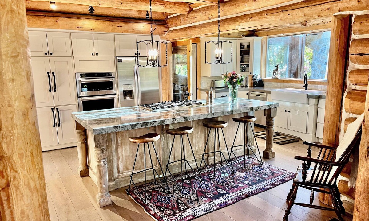 Sundance Cabin | Rustic Sundance cabin, sleeps 13, hottub, firepits