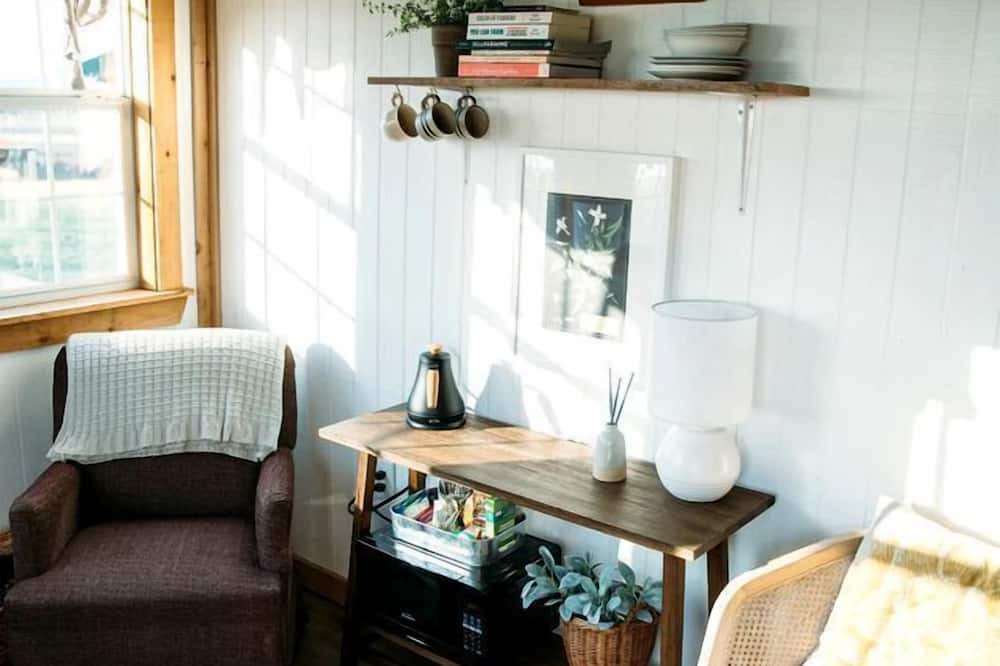Ferris Cabin | Rustic Tiny House Rental for Weekend Getaways from Dallas