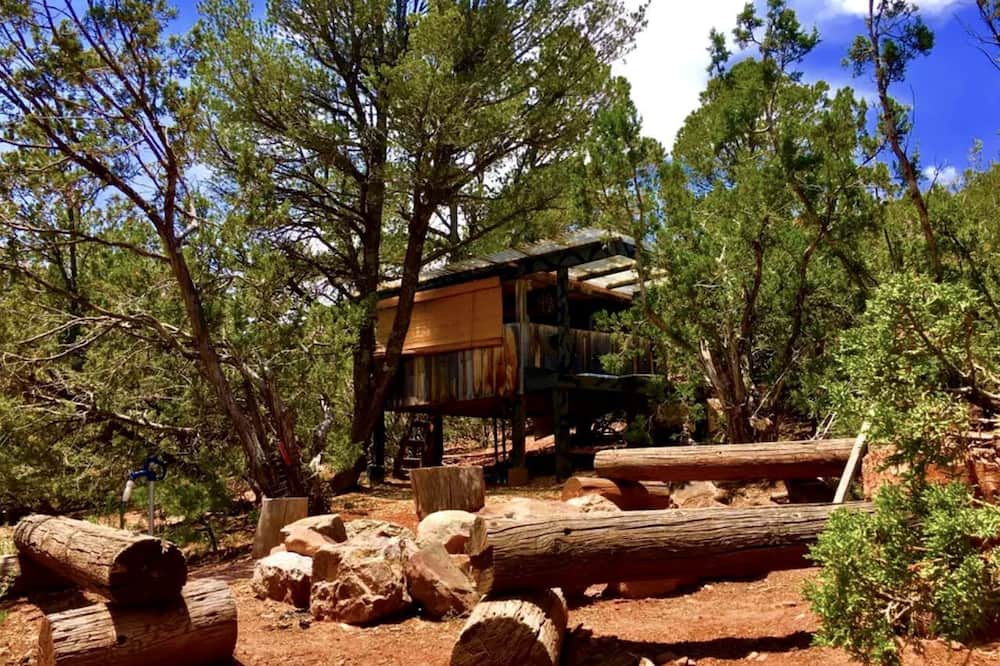 Zuzax House | Rustic Tree House Rental with a Fire Pit in Bernalillo County, New Mexico