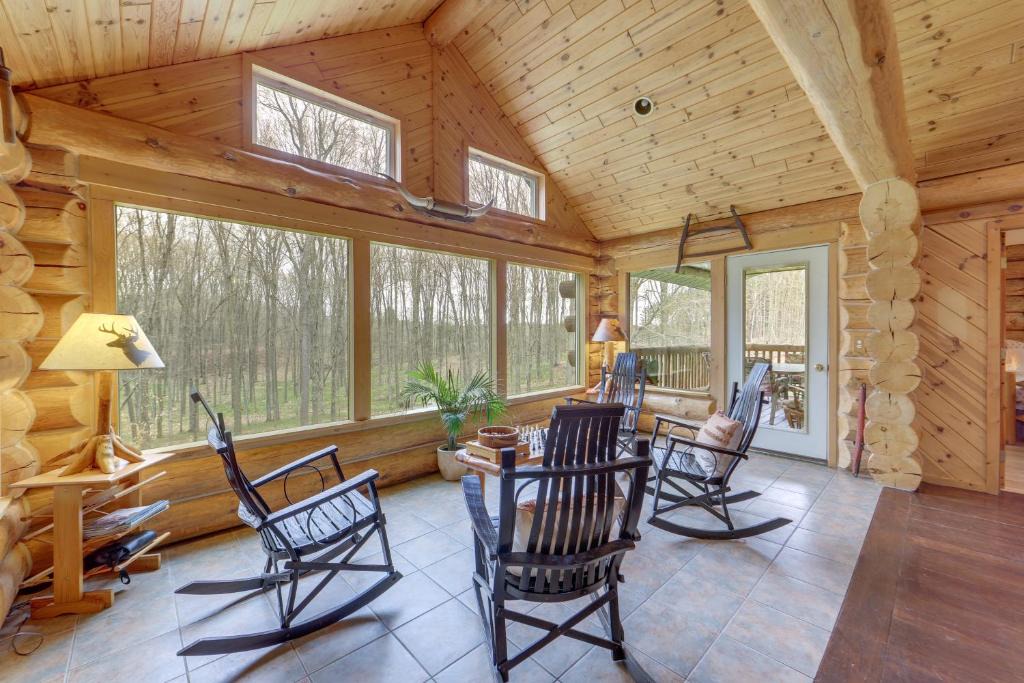 Tustin House | Rustic Tustin Cabin on 7 Acres w/Fire Pit & Porch