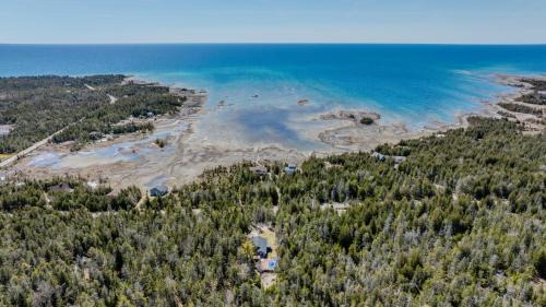 Northern Bruce Peninsula House | Rustic Vibes w Pool & Hot Tub- Tobermory