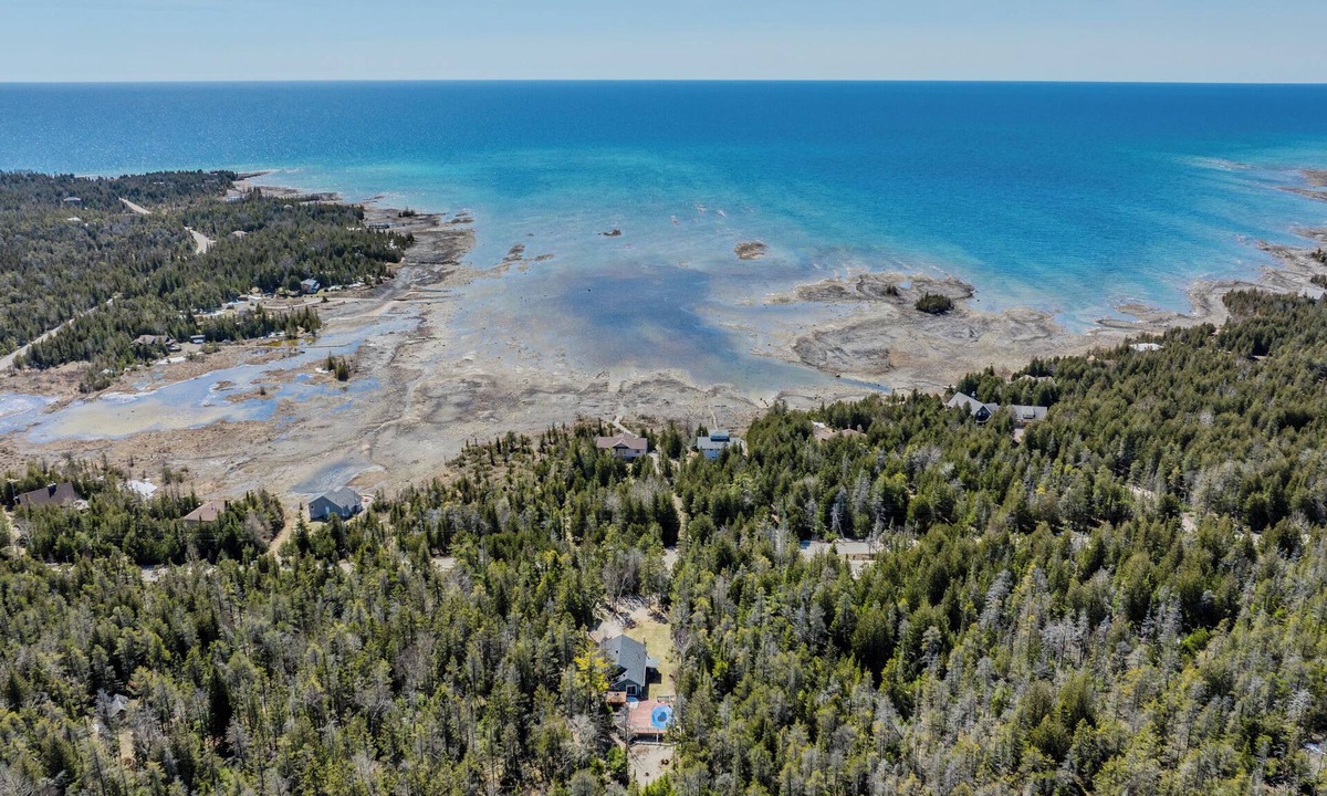 Northern Bruce Peninsula Cottage | Rustic Vibes w/Pool & Hot Tub- Tobermory
