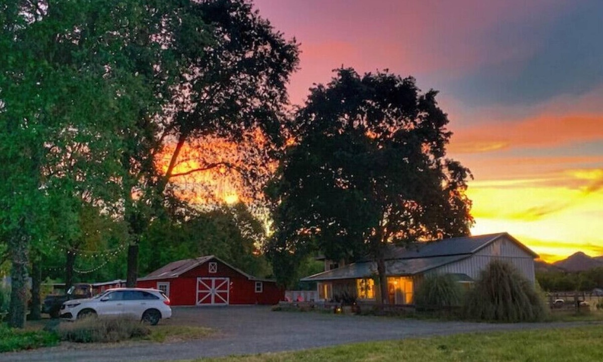 Upper Lake House | Rustic Villa Stay w/Stunning View & Farm Animals