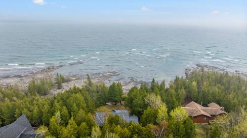 Tobermory House | Rustic Waterfront Kayak Near National Park