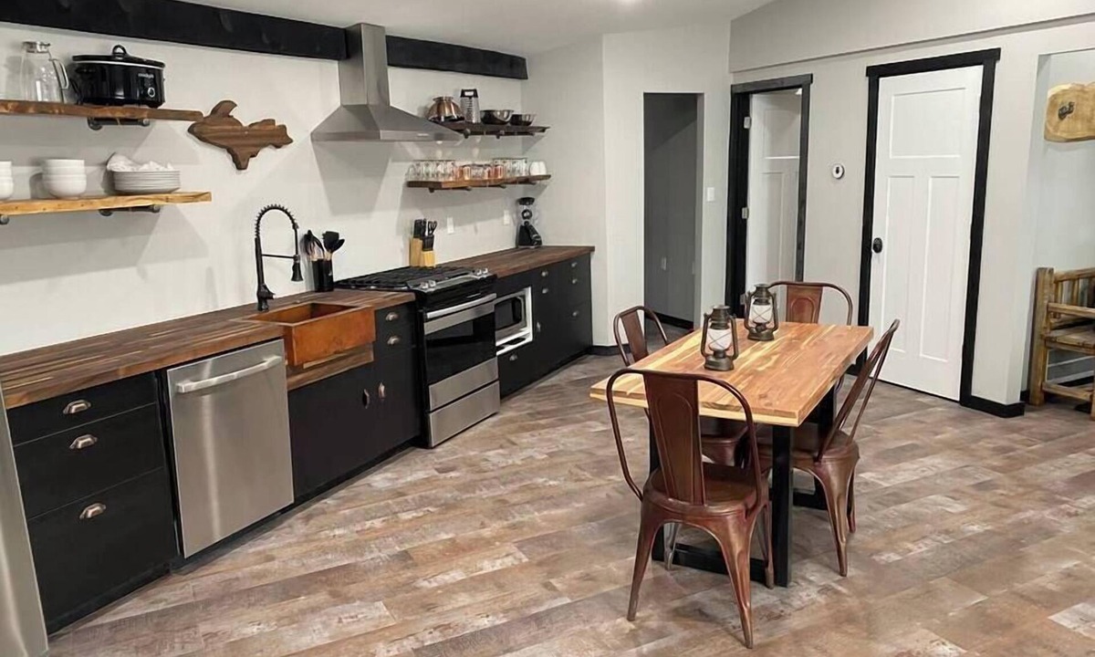 Hancock House | Rustic, yet Modern Trailside Cottage/MTU 2.3 Miles