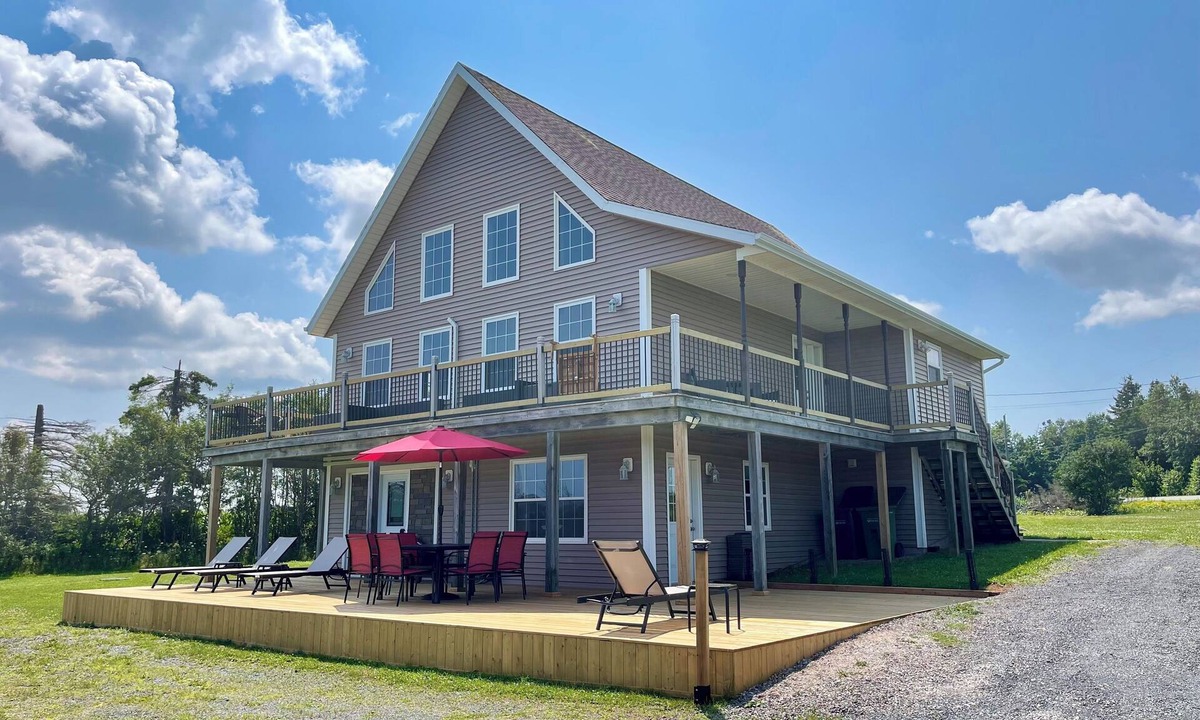 Anne's Land House | Rustico View Retreat- NEW rental, Perfectly located 4bdrm with wraparound deck