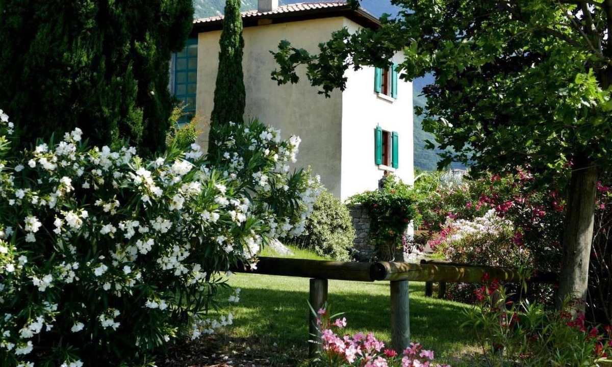 Malcesine House | Rustiko-Landhaus mit Infinity-Pool und Seeblick by Interhome