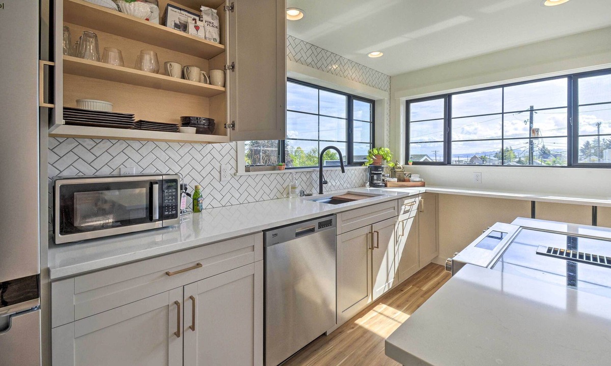 West End Apartment | 'Ruston Retreat' - Mod Home w/Rooftop Deck!